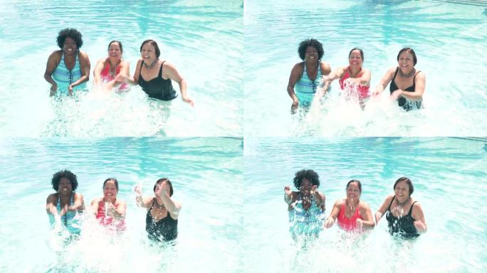 游泳池里的三名高级妇女溅起了相机