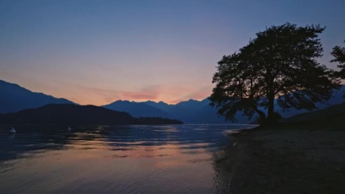 被群山环绕的湖泊的风景