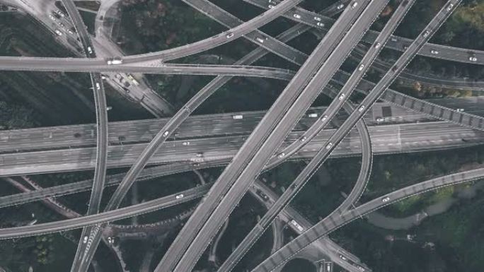 复杂立交桥和繁忙交通的T/L PAN鸟瞰图