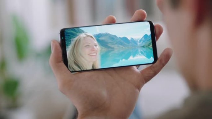 年轻人在挪威度假时使用智能手机与女友视频聊天，分享旅行经历，享受假期冒险的乐趣，用手机交流4k镜头