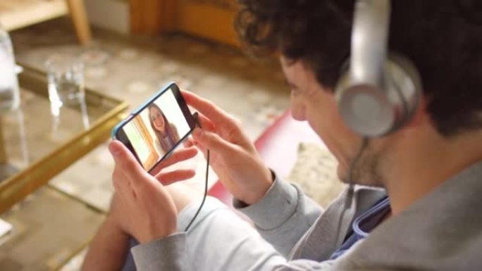 一个年轻人使用智能手机进行视频通话的4k视频片段
