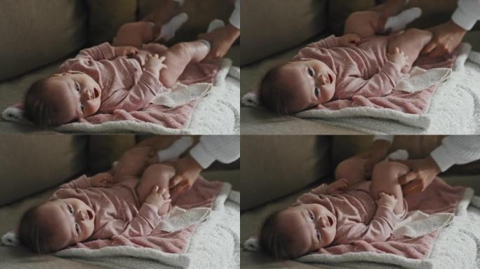 婴儿的手移动腿早教互动