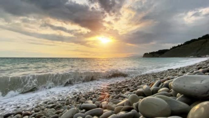 海上雄伟的日落海面海滩鹅卵石石头石块