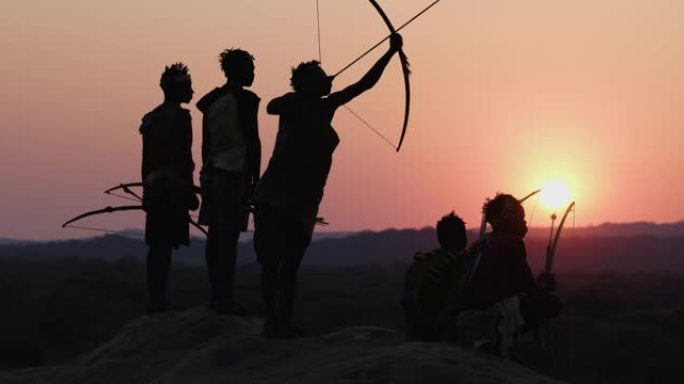一群哈扎狩猎采集者部落成员在日落时外出狩猎坦桑尼亚