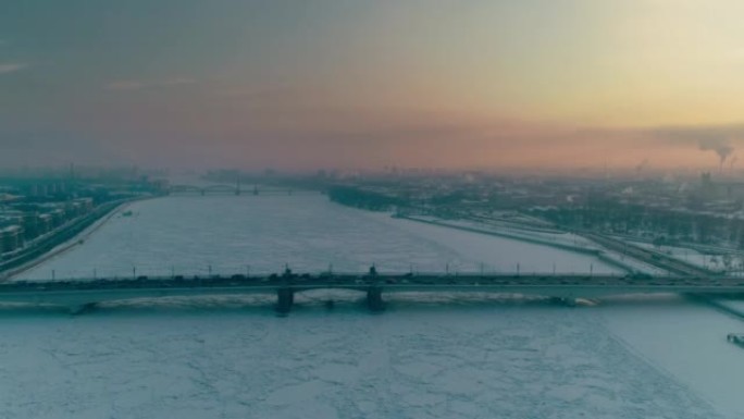 圣彼得堡的日落在寒冷的冬天，主要河流覆盖着冰雪，从鸟瞰图看，美丽的桥梁