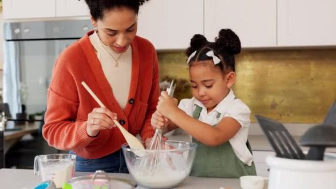 家庭、烹饪和儿童学习烘焙乐趣技能发展活动和家庭厨房中的纽带。快乐的母亲，孩子的微笑和妈妈教烤蛋糕食谱