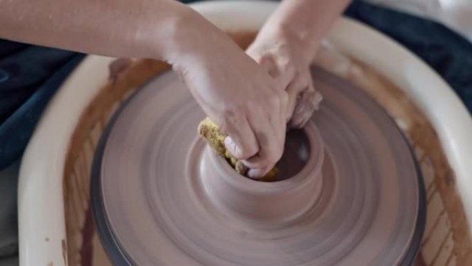 女人，陶器和手在工作室中设计，放松或从事雕塑，项目或艺术品的工作。创意，艺术家和黏土在手工作坊的业余