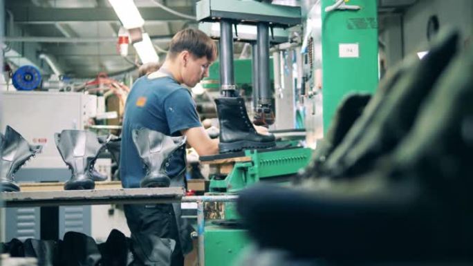 鞋类生产设施。产业工人利用工厂设备制鞋