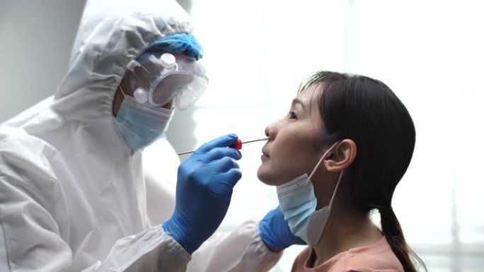 医生新型冠状病毒肺炎检查妇女鼻子上的疾病