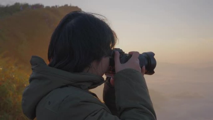 女性背包客无忧无虑地在摄影之旅中捕捉迷雾山的图像。