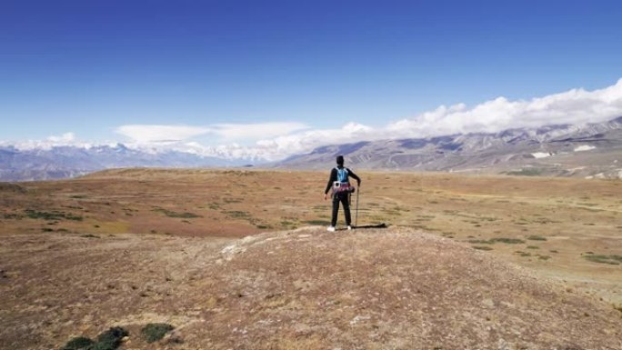 为了成就的概念在山里徒步旅行。在山顶上