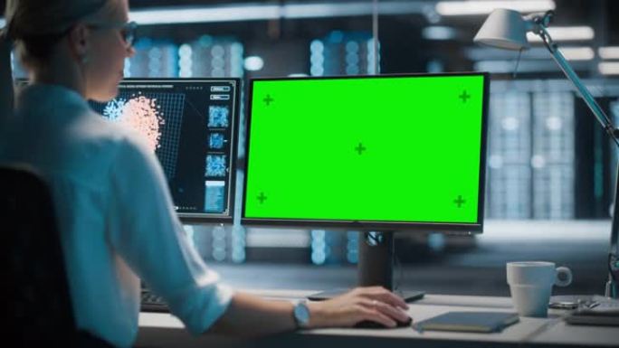 高科技数据中心服务器: 在绿屏色度关键计算机上工作的女性IT专家。监控网络服务、云计算、分析设施、维
