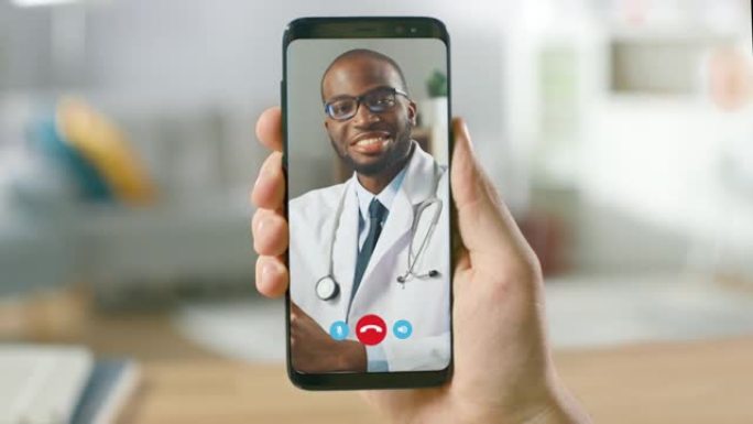 观点: 男人使用智能手机通过视频会议医疗应用程序与医生交谈。人检查症状，与医生交谈，使用在线视频聊天