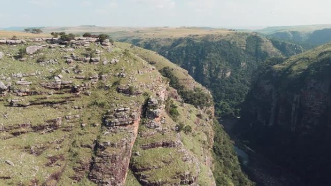 南非野生海岸姆坎巴蒂自然保护区悬崖上方的秃鹰角的鸟瞰图