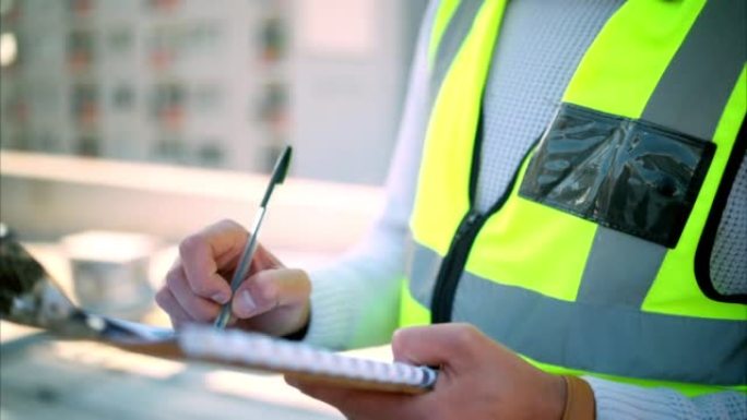 清单，书写和剪贴板与安全人员在施工现场检查或签署文件。与承包商服务的建筑师或设计工程师进行检查，经理