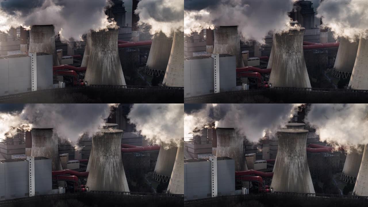 燃煤发电厂的冷却塔和烟囱