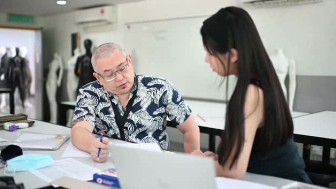亚洲大学时装学生在教室里上课，从事时装设计工作