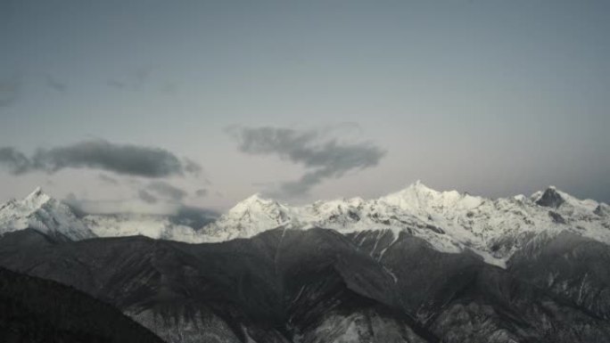 日落时梅里雪山卡瓦格博山的延时拍摄