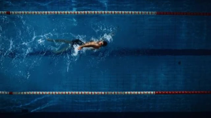 空中俯视图: 游泳池中的男性游泳运动员。专业运动员以仰泳的方式游泳，决心赢得冠军。深色戏剧性的颜色，
