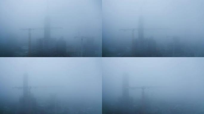 浓雾中的建筑工地