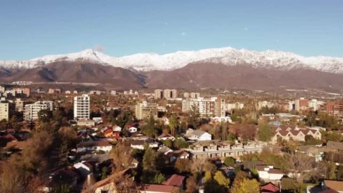 南美智利首都圣地亚哥的鸟瞰图。4k分辨率。