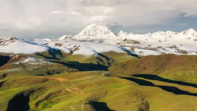 连绵不断的高山草甸和高耸的雅拉雪山就像一对恋人