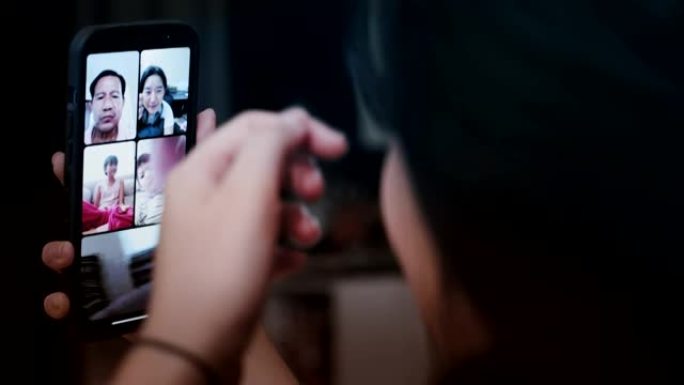 交换生在夜间通过视频通话技术与家人联系