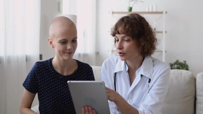 癌症患者听医生拿着药片显示化疗结果