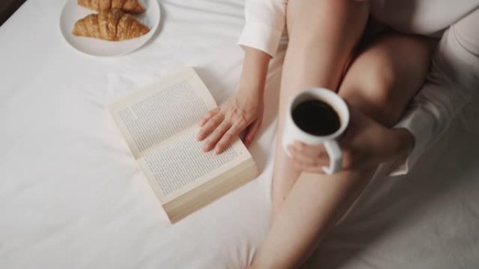 女人在床上看书读书精致生活吃早餐