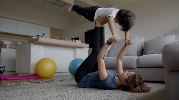 在新型冠状病毒肺炎大流行期间，拉丁美洲妇女在家锻炼时与儿子玩耍
