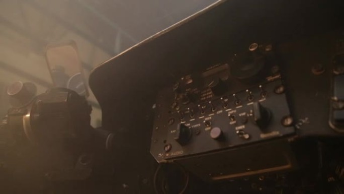 日落时旧飞机驾驶舱的内部。