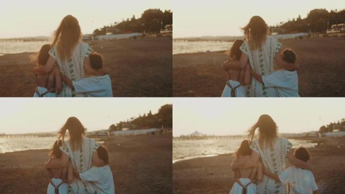镜头跟随年轻的母亲和两个孩子一起在日落美景的海边散步，享受暑假。