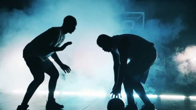 非裔美国运动员在黑暗中争夺篮球