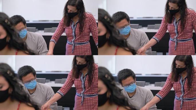 大学生在课堂上戴着面具