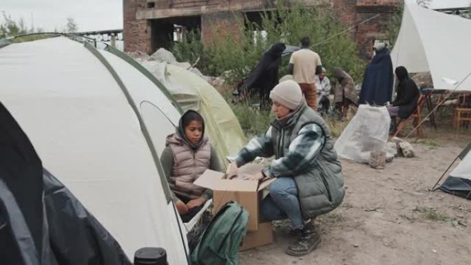社会工作者在难民营中帮助人们