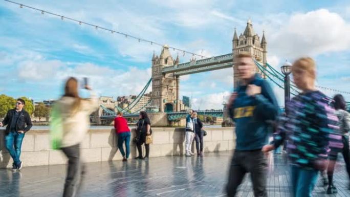 在英国伦敦塔桥 (Tower Bridge) 的皇后大道南岸附近的人群行人和游客步行和观光的时间流逝