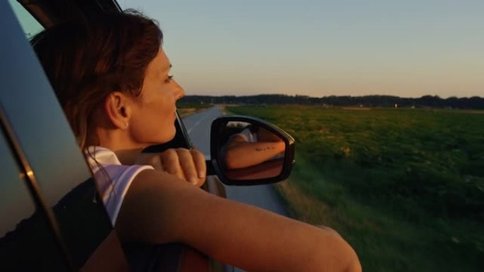 SLO MO女人在日落时分享受乡村之旅