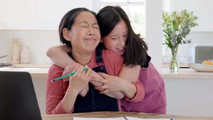 拥抱，孩子和母亲用笔记本电脑工作，并在家里女孩的爱，关怀和支持下报告。遥远，快乐和亚洲的妈妈与孩子的