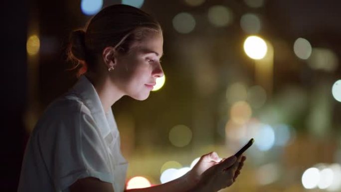 城市之光，幸福的女人和智能手机，用于移动应用程序上的社交媒体滚动，帖子和全球网络。夜间bokeh中电
