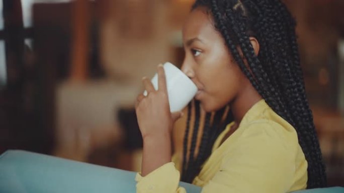 女人在咖啡店放松喝水休息黑人