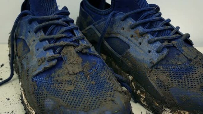 运动后的泥泞运动鞋，运动