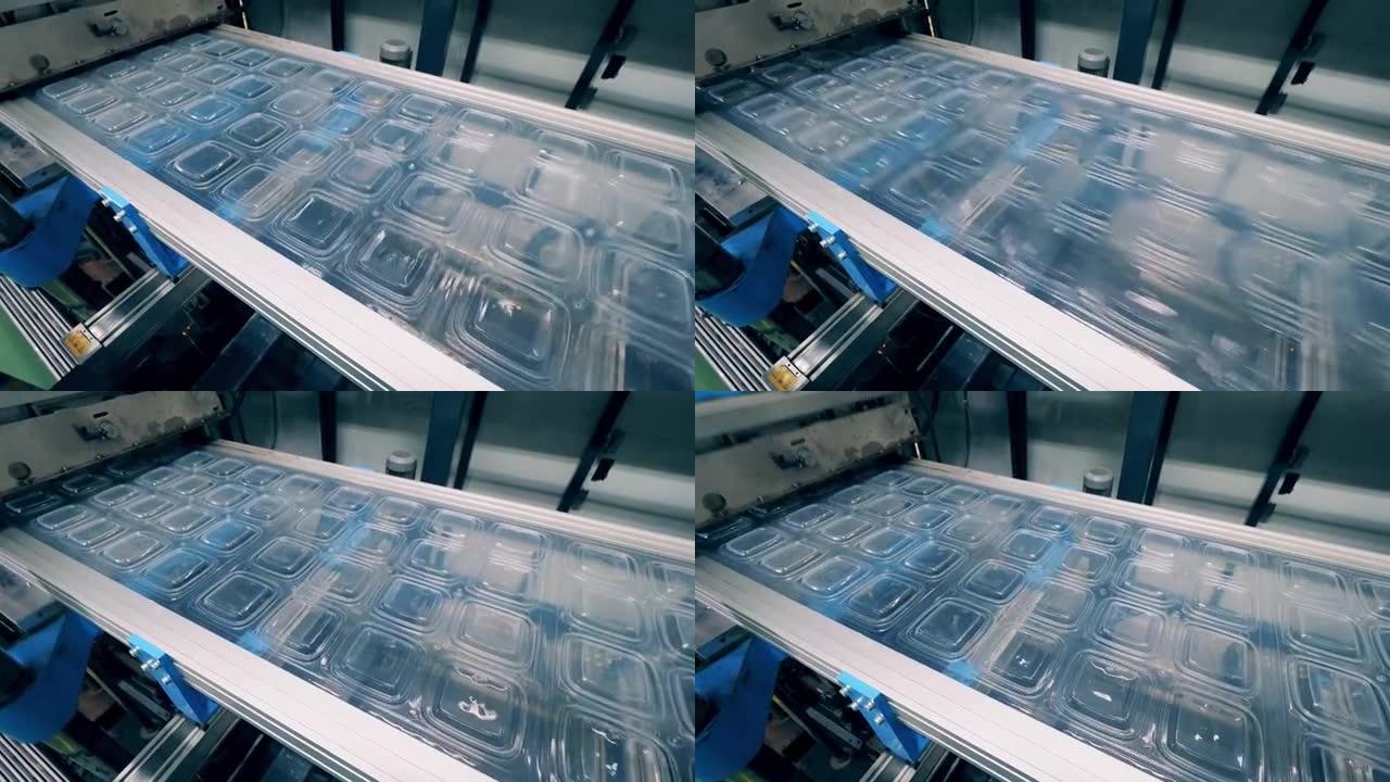 工厂机器正在加工塑料包装材料