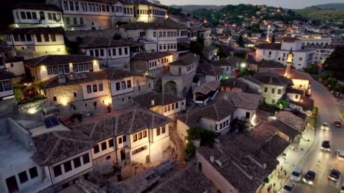 阿尔巴尼亚贝拉特的夜景。飞越古老的房子，有照明的城市。贝拉特是阿尔巴尼亚最美丽的城市之一
