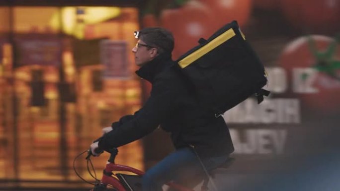 背包男子骑自行车运送食物