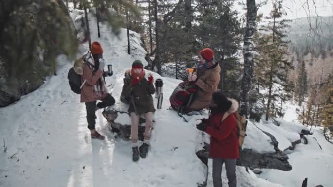 吃午饭的年轻游客爬山休息旅游