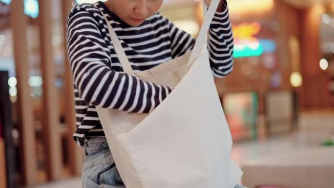 女人在日常生活中使用帆布包。