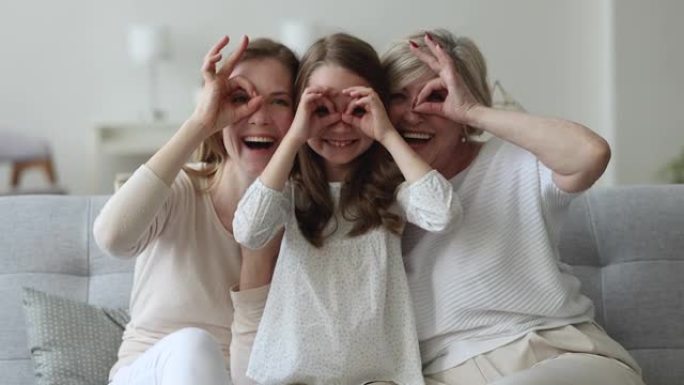 家人通过连接的手指盯着相机做眼镜手势