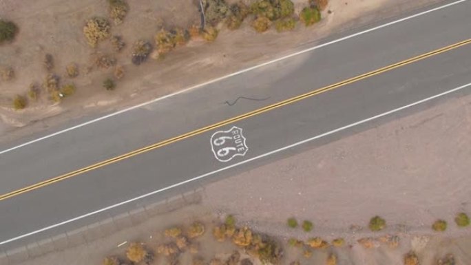 自上而下: 风景秀丽的66号公路穿越美国加利福尼亚州乡村的崎landscape景观