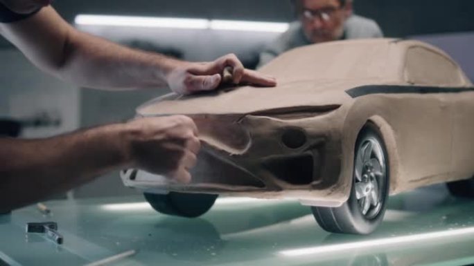男性设计师创造橡皮泥汽车模型