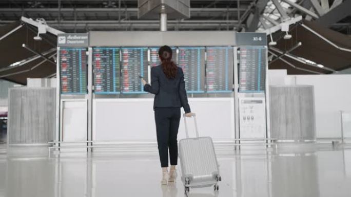 亚洲女商人在离境登机处检查航班